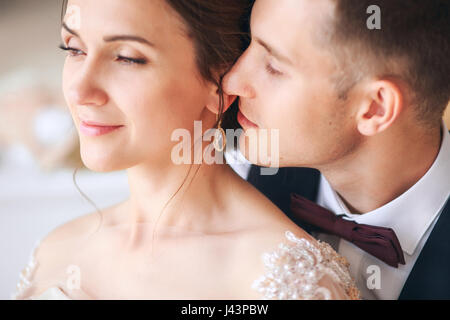 Coppie in viaggio di nozze in studio. Giorno di nozze. Felice giovane sposa e lo sposo il giorno delle nozze. Coppie in viaggio di nozze - nuova famiglia. Foto Stock