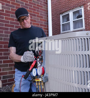 Forno repairman manutenzione elevata efficienza unità di riscaldamento Foto Stock