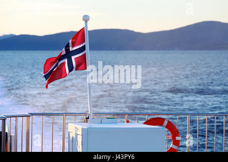 Bandiera della Norvegia montato su stern ringhiere di veloce traghetto passeggeri Foto Stock