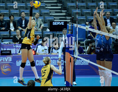 Kobe. 9 maggio 2017. Zhu Ting (1L) di Vakifbank picchi di Istanbul la sfera durante la donna Club World Championship Pool 2017 un match tra Vakifbank Istanbul e Dinamo Mosca a Kobe Arena verde a Kobe, in Giappone il 9 maggio 2017. Vakifbank Istanbul ha vinto 3-0. Credito: Ma Ping/Xinhua/Alamy Live News Foto Stock