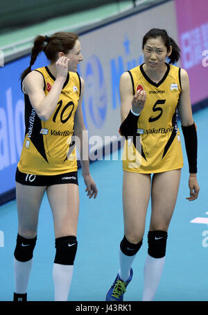 Kobe. 9 maggio 2017. Zhu Ting (R) del Vakifbank Istanbul comunica con il suo compagno di squadra Lonneke Sloetjes durante la donna Club World Championship Pool 2017 un match tra Vakifbank Istanbul e Dinamo Mosca a Kobe Arena verde a Kobe, in Giappone il 9 maggio 2017. Vakifbank Istanbul ha vinto 3-0. Credito: Ma Ping/Xinhua/Alamy Live News Foto Stock