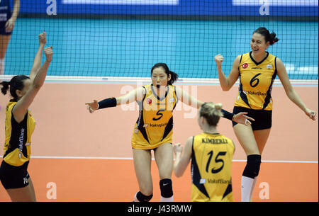 Kobe. 9 maggio 2017. Zhu Ting (terza R) del Vakifbank Istanbul celebra con i tuoi compagni di squadra durante la donna Club World Championship Pool 2017 un match tra Vakifbank Istanbul e Dinamo Mosca a Kobe Arena verde a Kobe, in Giappone il 9 maggio 2017. Vakifbank Istanbul ha vinto 3-0. Credito: Ma Ping/Xinhua/Alamy Live News Foto Stock