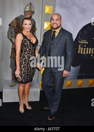 Los Angeles, Stati Uniti d'America. 08 Maggio, 2017. Tito Ortiz, Ambra Nicholle Miller arriva al King Arthur: la leggenda della Spada Premiere al TCL Chinese Theatre di Los Angeles. Maggio 8, 2017. Credito: Tsuni/USA/Alamy Live News Foto Stock