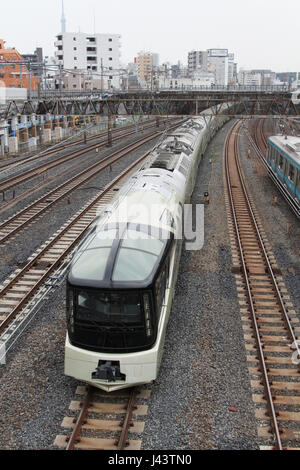 Oriente Giappone Railway più recenti della traversina lussuoso treno, il treno Suite Shiki-Shima, fa il suo debutto il 1 maggio 2017, Tokyo, Giappone. Il treno di lusso a sinistra la stazione di Ueno a Tokyo con 33 passeggeri, alloggiate in 17 suite, all'inizio di una quattro giorni di viaggio a copertura del Hokkaido e parti del nord-est del Giappone. Il treno è stato progettato per offrire ai passeggeri un esperienza di crociera con un moderno gusto giapponese. La più costosa suite costi 950,000 JPY per persona e il treno è già completamente prenotato fino a marzo 2018. Credito: Hiroyuki Ozawa/AFLO/Alamy Live News Foto Stock