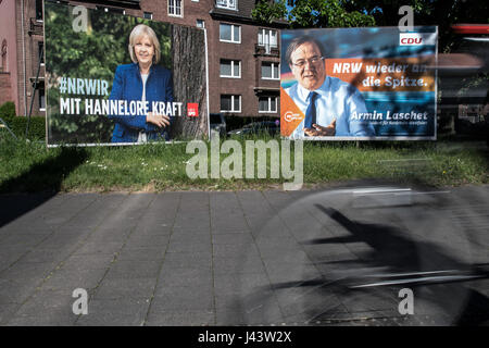 Duesseldorf, Germania. 9 maggio 2017. Campagna elettorale i manifesti della Signora Hannelore Kraft (SPD, l), il primo ministro del Land Renania settentrionale-Vestfalia e Armin Laschet, candidato leader del partito CDU, può essere visto a Duesseldorf in Germania, 9 maggio 2017. I cittadini del Land Renania settentrionale-Vestfalia eleggere un nuovo membro del Parlamento europeo in data 14 maggio 2017. Foto: Federico Gambarini/dpa/Alamy Live News Foto Stock