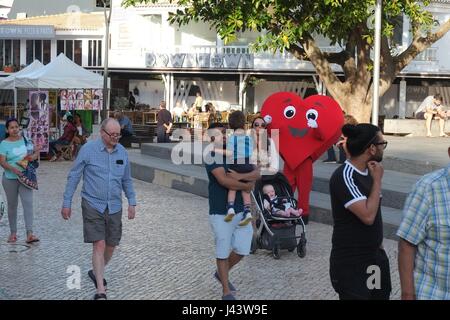 Algarve, Portogallo. 8 Maggio, 2017. Albufeira centro città sempre occupato da questo tempo dovuta ai turisti attirati dal clima caldo in Algarve, Portogallo. Credito: Angelo Hernandez/Alamy Live News Foto Stock