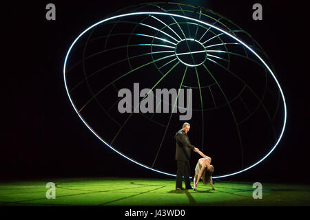 Budapest. 8 Maggio, 2017. Ballerini di Szeged Contemporary Dance Company eseguire il loro nuovo pezzo le quattro stagioni con la coreografia di Tamas Juronics a Budapest, in Ungheria il 8 maggio 2017. Credito: Attila Volgyi/Xinhua/Alamy Live News Foto Stock