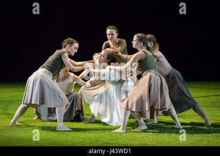 Budapest. 8 Maggio, 2017. Ballerini di Szeged Contemporary Dance Company eseguire il loro nuovo pezzo le quattro stagioni con la coreografia di Tamas Juronics a Budapest, in Ungheria il 8 maggio 2017. Credito: Attila Volgyi/Xinhua/Alamy Live News Foto Stock