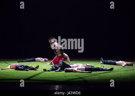 Budapest. 8 Maggio, 2017. Ballerini di Szeged Contemporary Dance Company eseguire il loro nuovo pezzo le quattro stagioni con la coreografia di Tamas Juronics a Budapest, in Ungheria il 8 maggio 2017. Credito: Attila Volgyi/Xinhua/Alamy Live News Foto Stock