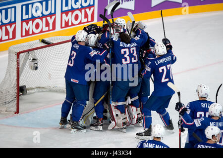 Parigi, Francia. 07 Maggio, 2017. I Campionati Mondiali di hockey su ghiaccio match Finlandia vs Francia, a Parigi, in Francia, il 7 maggio 2017. Giocatori francesi celebrare la vittoria. Credito: Michal Kamaryt/CTK foto/Alamy Live News Foto Stock