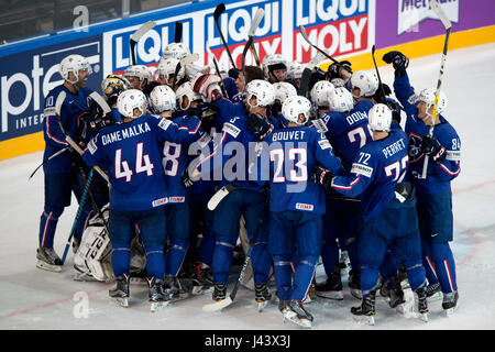 Parigi, Francia. 07 Maggio, 2017. I Campionati Mondiali di hockey su ghiaccio match Finlandia vs Francia, a Parigi, in Francia, il 7 maggio 2017. Giocatori francesi celebrare la vittoria. Credito: Michal Kamaryt/CTK foto/Alamy Live News Foto Stock