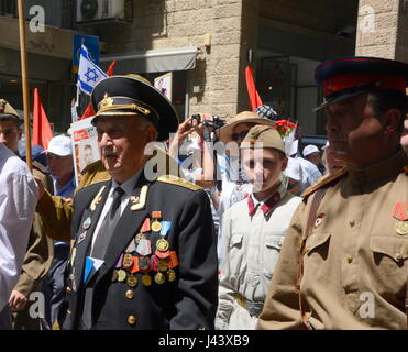 Gerusalemme, Israele, 9 maggio 2017, Esercito sovietico veterani, amici e famiglie di marzo per commemorare il 72º Anniversario della vittoria sulla Germania nazista, 9 maggio 1945. Mollie Wilson-Milesi / Alamy Live News Foto Stock
