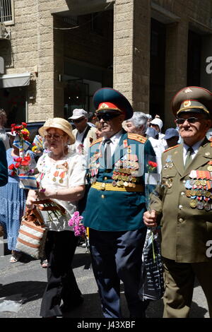 Gerusalemme, Israele, 9 maggio 2017, Esercito sovietico veterani, amici e famiglie di marzo per commemorare il 72º Anniversario della vittoria sulla Germania nazista, 9 maggio 1945. Mollie Wilson-Milesi / Alamy Live News Foto Stock