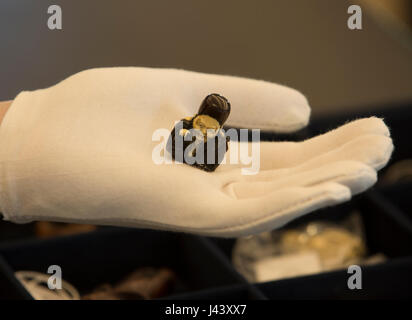 Londra, Regno Unito. 9 maggio 2017. Foto chiamata: MERAVIGLIE DELL'ASIA, ha avuto luogo presso Bonhams a New Bond Street con evidenza dal raffinato ristorante cinese, ammenda giapponese e la collezione Jongen-Schleiper delle belle Thangkas. Piccolo figurine. Le aste si svolgerà il 11 maggio 2017 Credit: Keith Larby/Alamy Live News Foto Stock