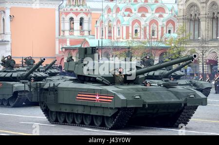 Mosca, Russia. 09 Maggio, 2017. Soldati russi in T-14 Armata di carri armati durante la vittoria annuale Giorno parata militare che segna il 72º anniversario della fine della II Guerra Mondiale in Piazza Rossa Maggio 9, 2017 a Mosca, in Russia. Credito: Planetpix/Alamy Live News Foto Stock