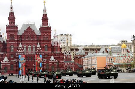 Mosca, Russia. 09 Maggio, 2017. Soldati russi in veicoli corazzati durante la vittoria annuale Giorno parata militare che segna il 72º anniversario della fine della II Guerra Mondiale in Piazza Rossa Maggio 9, 2017 a Mosca, in Russia. Credito: Planetpix/Alamy Live News Foto Stock