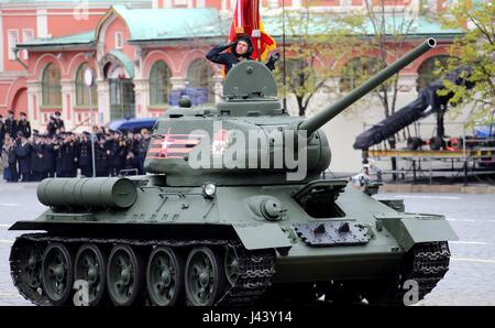 Mosca, Russia. 09 Maggio, 2017. Soldati russi nel leggendario WWII T-34 serbatoio durante la vittoria annuale Giorno parata militare che segna il 72º anniversario della fine della II Guerra Mondiale in Piazza Rossa Maggio 9, 2017 a Mosca, in Russia. Credito: Planetpix/Alamy Live News Foto Stock