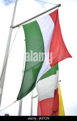 La piazza del Parlamento, Londra, Regno Unito. 9 maggio 2017. Unione bandiere nazionali volare in piazza del Parlamento per celebrare la Giornata dell'Europa Credito: Matteo Chattle/Alamy Live News Foto Stock