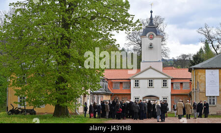 Eisenach, Germania. 9 maggio 2017. La gente visita il castello Wilhelmsthal vicino a Eisenach, Germania, 9 maggio 2017. Il 'Stiftung Thueringer Schloesser und Gaerten' (lit. 'Fondazione Turingia Castelli e giardini') celebra la settimana dell'apertura di stagione con un cerimoniale di agire presso il castello e parco Wilhelmsthal come evidenziare. La manifestazione fa parte del Luther Giubileo 2017. Foto: Martin Schutt/dpa-Zentralbild/dpa/Alamy Live News Foto Stock