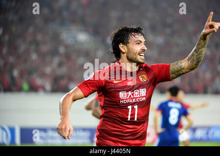 In Guangzhou, la Cina della provincia di Guangdong. 9 maggio 2017. Ricardo Goulart di cinese di Guangzhou Evergrande FC celebra dopo rigature durante il round 6 match contro la Corea del Sud del Suwon Samsung Bluewings al 2017 AFC Champions League a Guangzhou, la capitale del sud della Cina di provincia di Guangdong, 9 maggio 2017. Credito: Liu Dawei/Xinhua/Alamy Live News Foto Stock