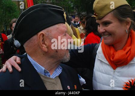 Londra, Regno Unito. 9 maggio 2017. Imperial War Museum. I civili e veterani di guerra celebrare la fine della guerra europea agianst Hitlers fascismo, Credito: Philip Robins/Alamy Live News Foto Stock