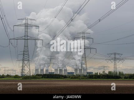 Peitz, Germania. 9 maggio 2017. Potente vapore acqueo plumes luogo dalle torri di raffreddamento della lignite-powered power plant Janschwalde, azionato da LEAG (Lausitz Energy Mining AG) - ex Vattenfall AG - non raffigurato il maso dalla Peitz, Germania, 09 maggio 2017. Credito: dpa picture alliance/Alamy Live News Foto Stock