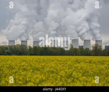 Peitz, Germania. 9 maggio 2017. Potente vapore acqueo plumes luogo dalle torri di raffreddamento della lignite-powered power plant Janschwalde, azionato da LEAG (Lausitz Energy Mining AG) - ex Vattenfall AG - non raffigurato il maso dalla Peitz, Germania, 09 maggio 2017. Credito: dpa picture alliance/Alamy Live News Foto Stock