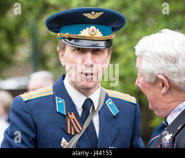 Londra, 9 maggio 2017, Russo officer presso il Memoriale Sovietico di Londra, atto di ricordo marcatura 72anniversario della vittoria degli Alleati sul fascismo Credito: Ian Davidson/Alamy Live News Foto Stock