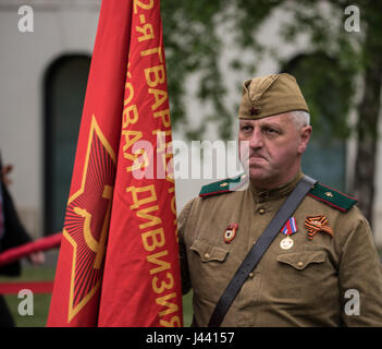 Londra, 9 maggio 2017, Russo alfiere presso il Memoriale Sovietico di Londra, atto di ricordo marcatura 72anniversario della vittoria degli Alleati sul fascismo Credito: Ian Davidson/Alamy Live News Foto Stock