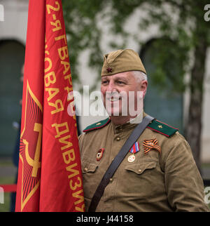 Londra, 9 maggio 2017, Russo alfiere presso il Memoriale Sovietico di Londra, atto di ricordo marcatura 72anniversario della vittoria degli Alleati sul fascismo Credito: Ian Davidson/Alamy Live News Foto Stock