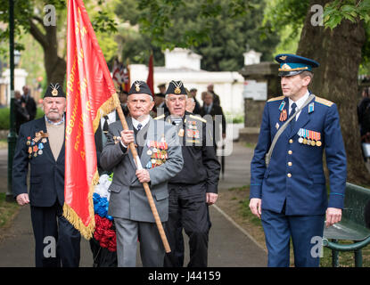 Londra, 9 maggio 2017, Alexander Goncharox (ufficiale sulla destra) e la delegazione di veterani sovietica presso il Memoriale Sovietico di Londra, atto di ricordo marcatura 72anniversario della vittoria degli Alleati sul fascismo Credito: Ian Davidson/Alamy Live News Foto Stock