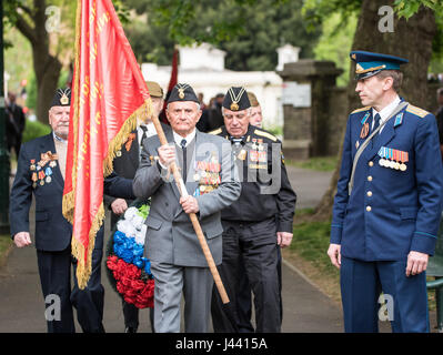 Londra, 9 maggio 2017, Alexander Goncharox (ufficiale sulla destra) e la delegazione di veterani sovietica presso il Memoriale Sovietico di Londra, atto di ricordo marcatura 72anniversario della vittoria degli Alleati sul fascismo Credito: Ian Davidson/Alamy Live News Foto Stock