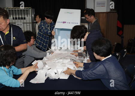 Seoul, Corea del Sud. 9 maggio 2017. Il personale a lavorare sul conteggio dei voti a scrutinio nel centro di Seoul, Corea del Sud, 9 maggio 2017. Credito: Lee Sang-ho/Xinhua/Alamy Live News Foto Stock