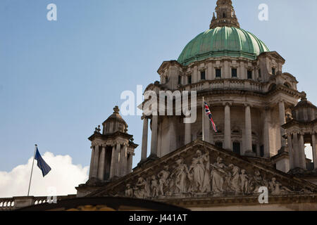 Belfast City Hall, UK. Il 9 maggio 2017. Europa e Unione europea bandiere sorvolare Belfast City Hall di commemeration della Giornata dell'Europa Credito: Bonzo Alamy/Live News Foto Stock