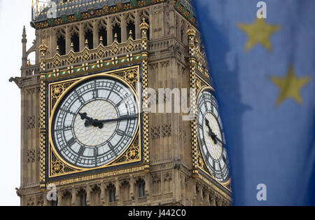 Londra, Regno Unito. 9 maggio 2017. La bandiera europea vola di fronte al Big Ben dove i flag per i 27 Stati membri dell'UE stanno intorno piazza del Parlamento, Westminster, London, in occasione della Giornata dell'Europa, svoltasi il 9 maggio di ogni anno per celebrare la pace e di unità in Europa. Essa segna l anniversario della storica "Schuman dichiarazione " che è considerato essere l'inizio di quello che oggi è l'Unione europea Credito: Isabel Infantes/Alamy Live News Foto Stock