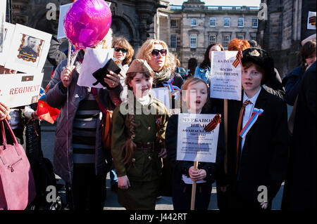 Edinburgh, Regno Unito. 9 maggio 2017. Una cinquantina di persone provenienti da comunità russa di Edimburgo hanno tenuto questo pomeriggio del giorno della vittoria. L'evento celebra la vittoria sul nazismo nella Seconda Guerra Mondiale. I partecipanti hanno portato i ritratti di parenti che hanno combattuto nella guerra. Alcuni di loro hanno detto un paio di parole come un promemoria e hanno cantato canzoni. Credito: Pep Masip/Alamy Live News Foto Stock