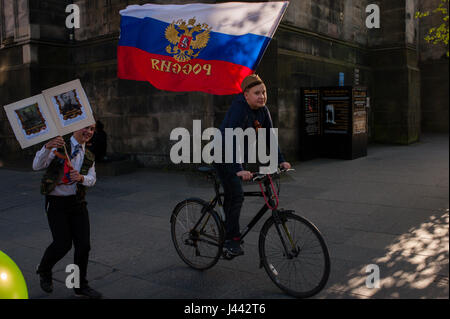 Edinburgh, Regno Unito. 9 maggio 2017. Una cinquantina di persone provenienti da comunità russa di Edimburgo hanno tenuto questo pomeriggio del giorno della vittoria. L'evento celebra la vittoria sul nazismo nella Seconda Guerra Mondiale. I partecipanti hanno portato i ritratti di parenti che hanno combattuto nella guerra. Alcuni di loro hanno detto un paio di parole come un promemoria e hanno cantato canzoni. Credito: Pep Masip/Alamy Live News Foto Stock