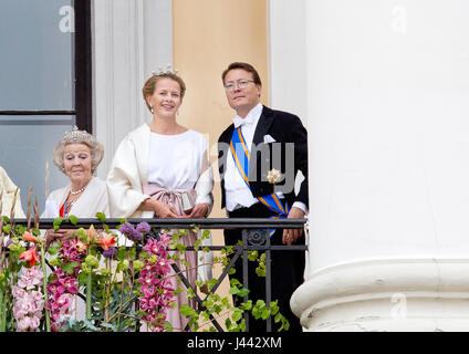 Oslo, Norvegia. 09 Maggio, 2017. Princess Beatrix, Principe Constantijn e principessa Mabel dei Paesi Bassi al balcone del Palazzo Reale di Oslo, il 9 maggio 2017, in occasione della celebrazione del re Harald e la regina Sonja'ottantesimo compleanno foto : Albert Nieboer/Paesi Bassi OUT/point de vue fuori - nessun filo servizio · Foto: Albert Nieboer/RoyalPress/dpa/Alamy Live News Foto Stock