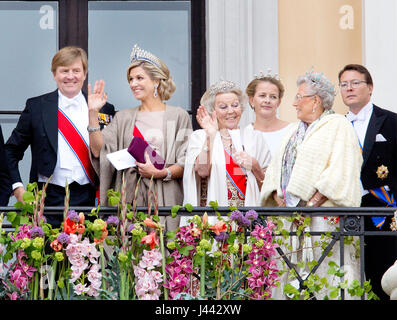 Oslo, Norvegia. 09 Maggio, 2017. Re Willem-Alexander, Regina Máxima, Princess Beatrix, Principe Constantijn e principessa Mabel dei Paesi Bassi e la principessa Astrid di Norvegia al balcone del Palazzo Reale di Oslo, il 9 maggio 2017, in occasione della celebrazione del re Harald e la regina Sonja'ottantesimo compleanno foto : Albert Nieboer/Paesi Bassi OUT/point de vue fuori - nessun filo servizio · Foto: Albert Nieboer/RoyalPress/dpa/Alamy Live News Foto Stock