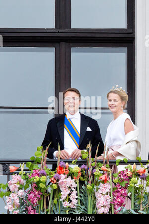 Oslo, Norvegia. 09 Maggio, 2017. Il principe Constantijn e principessa Mabel dei Paesi Bassi al balcone del Palazzo Reale di Oslo, il 9 maggio 2017, in occasione della celebrazione del re Harald e la regina Sonja'ottantesimo compleanno foto : Albert Nieboer/Paesi Bassi OUT/point de vue fuori - nessun filo servizio · Foto: Albert Nieboer/RoyalPress/dpa/Alamy Live News Foto Stock