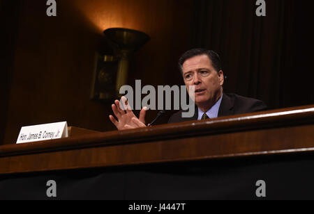 Washington, Stati Uniti d'America. Il 3 maggio, 2017. File foto scattata il 3 Maggio 2017 mostra che James Comey, direttore dell Ufficio federale di indagine (FBI), testimonia davanti alla commissione giudiziaria del Senato nel corso di una audizione in Washington, DC, Stati Uniti. Stati Uniti Presidente Donald Trump sparato James Comey, direttore dell Ufficio federale di indagine (FBI), la Casa Bianca ha detto in una dichiarazione del 9 maggio. Credito: Bao Dandan/Xinhua/Alamy Live News Foto Stock