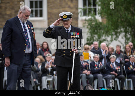 La Giornata della vittoria ricordo servizio presso la guerra sovietica Memorial, il Museo Imperiale della Guerra, Southwark, Londra, Regno Unito. Foto Stock