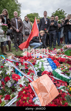 La Giornata della vittoria ricordo servizio presso la guerra sovietica Memorial, il Museo Imperiale della Guerra, Southwark, Londra, Regno Unito. Foto Stock