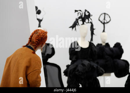 New York, Stati Uniti d'America. 9 maggio 2017. Un visitatore guarda le opere progettate da Rei Kawakubo presso l istituto del costume della primavera 2017 esposizione in Metropolitan Museum of Art di New York, gli Stati Uniti il 9 maggio 2017. Il Costume Institute della primavera 2017 mostra con circa 140 esempi di stilista giapponese Rei Kawakubo la donna per Comme des Garcons aperto al pubblico recentemente a New York. Con il tema di "in-betweenness', la mostra Kawakubo visualizzati i progetti risalenti ai primi anni ottanta per la sua più recente collezione. Credito: Wang Ying/Xinhua/Alamy Live News Foto Stock