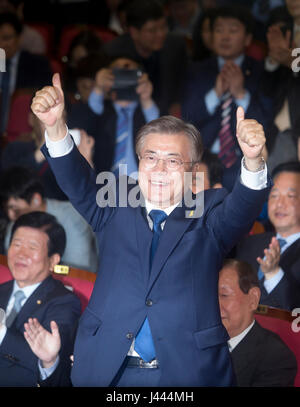 Seoul, Corea del Sud. 9 maggio 2017. Luna Jae-In, la Corea del Sud le elezioni presidenziali front runner del partito democratico, pone come lui e il partito della i legislatori di festeggiare dopo la visione televisiva in exit poll in parlamento a Seul, in Corea del Sud. Un exit poll di elettori hanno mostrato una vittoria per Luna in Corea del Sud la elezione presidenziale il martedì, i media locali hanno riferito. Credito: Lee Jae-Won/AFLO/Alamy Live News Foto Stock