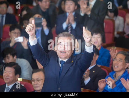 Seoul, Corea del Sud. 9 maggio 2017. Luna Jae-In (C), la Corea del Sud le elezioni presidenziali front runner del partito democratico, pone come lui e il partito della i legislatori di festeggiare dopo la visione televisiva in exit poll in parlamento a Seul, in Corea del Sud. Un exit poll di elettori hanno mostrato una vittoria per Luna in Corea del Sud la elezione presidenziale il martedì, i media locali hanno riferito. Credito: Lee Jae-Won/AFLO/Alamy Live News Foto Stock