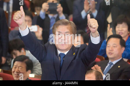 Seoul, Corea del Sud. 9 maggio 2017. Luna Jae-In, la Corea del Sud le elezioni presidenziali front runner del partito democratico, pone come lui e il partito della i legislatori di festeggiare dopo la visione televisiva in exit poll in parlamento a Seul, in Corea del Sud. Un exit poll di elettori hanno mostrato una vittoria per Luna in Corea del Sud la elezione presidenziale il martedì, i media locali hanno riferito. Credito: Lee Jae-Won/AFLO/Alamy Live News Foto Stock