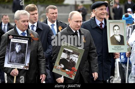 Mosca, Russia. 9 maggio 2017. Il presidente russo Vladimir Putin, detiene un ritratto del suo veterano di guerra padre Spiridonovich Vladimir Putin, durante il reggimento immortale patriottica marcatura di marzo la vittoria annuale celebrazione della giornata e la 72anniversario della fine della II Guerra Mondiale in Piazza Rossa Maggio 9, 2017 a Mosca, in Russia. Credito: Planetpix/Alamy Live News Foto Stock