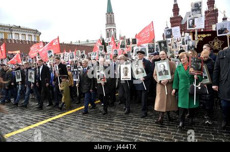 Mosca, Russia. 9 maggio 2017. Il presidente russo Vladimir Putin, centro detiene un ritratto del suo veterano di guerra padre Spiridonovich Vladimir Putin, come egli marche al fianco dell'ex artista sovietico Vasily Lanovoya durante il reggimento immortale patriottica marcatura di marzo la vittoria annuale celebrazione della giornata e la 72anniversario della fine della II Guerra Mondiale in Piazza Rossa Maggio 9, 2017 a Mosca, in Russia. Credito: Planetpix/Alamy Live News Foto Stock