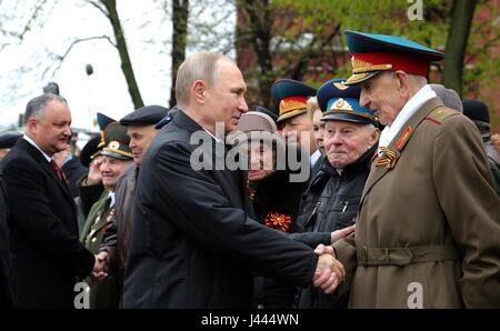 Mosca, Russia. 9 maggio 2017. Il presidente russo Vladimir Putin saluta i veterani durante la vittoria annuale Giorno parata militare che segna il 72º anniversario della fine della II Guerra Mondiale in Piazza Rossa Maggio 9, 2017 a Mosca, in Russia. Credito: Planetpix/Alamy Live News Foto Stock